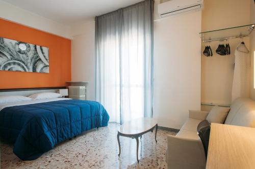 una camera con letto, tavolo e divano di Dimore Le Lucane a Matera