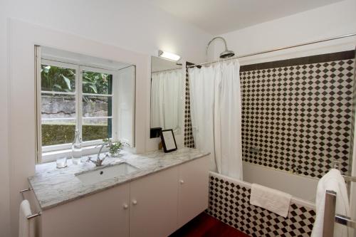 豐沙爾的住宿－聖盧西亞金塔旅館，一间带水槽和窗户的浴室