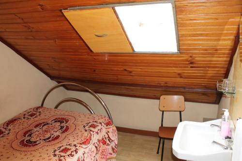 um quarto com uma cama, um lavatório e uma janela em Franca no Porto