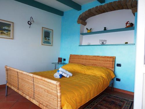 1 dormitorio con 1 cama con sábanas amarillas y paredes azules en Amalfi View Cottage, en Amalfi