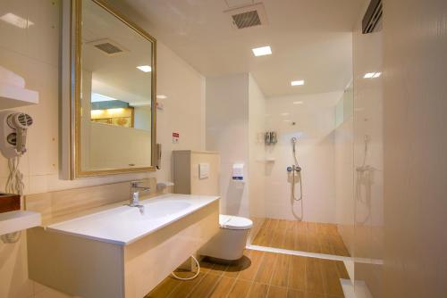 Koupelna v ubytování M Garden Business Hotel