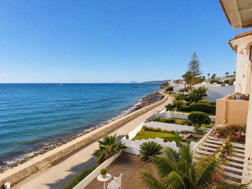 Frontline Beach Retreat Panoramic Sea Views