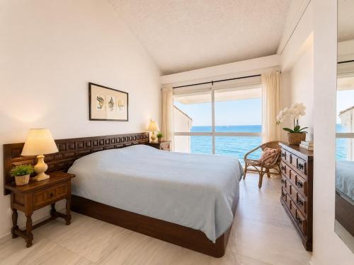 Frontline Beach Retreat Panoramic Sea Views