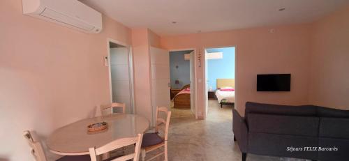 LE BARCARES - logement "Embrun" climatisé 2 chambres avec terrasse - plage, village de Noëlet commerces à pied - parking - 4 personnes - chien accepté