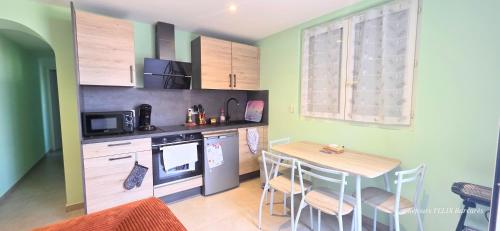 LE BARCARES - 2 logements climatisés 8 personnes "Embrun" et "Aiguamar", terrasse, plage, village de Noël et commerces à pied
