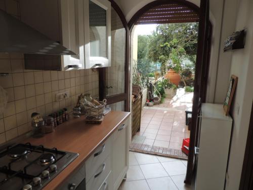 a kitchen with an open door to a yard at Villa Grantorre in Torre Grande