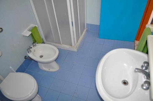 レウカにあるMagic Sea Apartmentsのバスルーム(トイレ、洗面台付)
