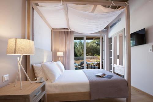Кровать или кровати в номере Agrikies Villas