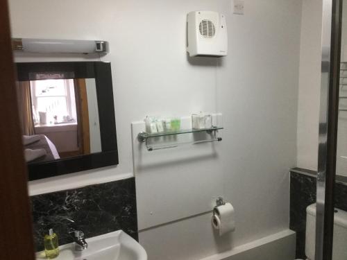 The Golf Hotel tesisinde bir banyo