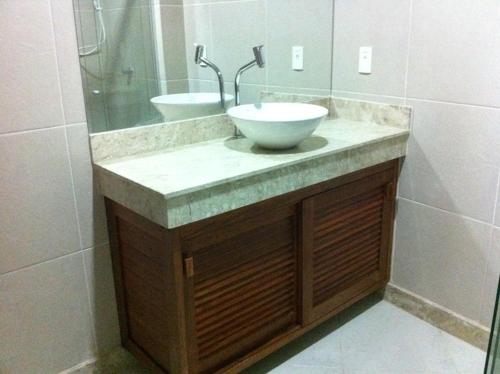 y baño con lavabo y espejo. en Brisas do Amor Flat com Piscina Privada, en Pipa