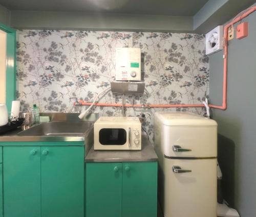 CreamyMoon Yellow 3 Beds Near from Airpot
