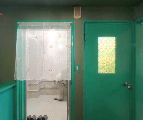 CreamyMoon Yellow 3 Beds Near from Airpot