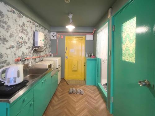 CreamyMoon Yellow 3 Beds Near from Airpot