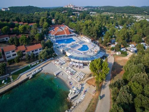 an aerial view of a resort with a swimming pool at Easyatent Camping Porto Sole in Vrsar