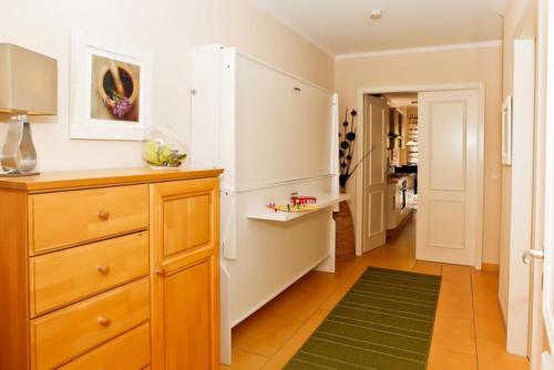 eine Küche mit einer Kommode und ein Zimmer mit einem Flur in der Unterkunft Appartmenthaus Villa Laura in Kühlungsborn