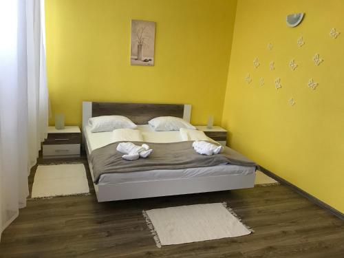 1 dormitorio con 1 cama con 2 toallas en Hotel Hubert Nové Zámky, en Nové Zámky