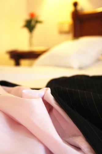 a close up of a bed with a pink tie at Hotel König-Stuben in Bispingen