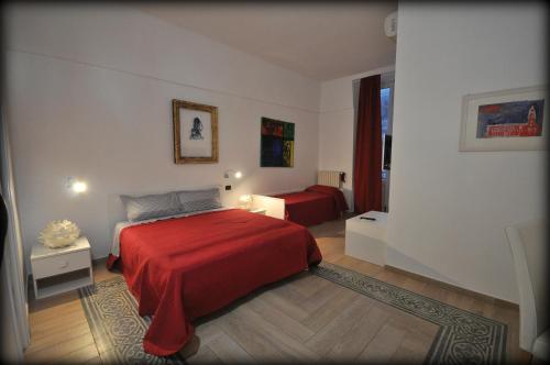 グラヴィーナ・イン・プーリアにあるLa Dimora dell' Architettoのベッド2台と窓が備わるホテルルームです。
