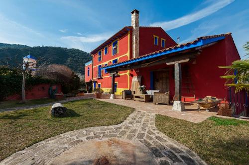une maison avec une passerelle en briques devant elle dans l'établissement Valle Del Río Piedra, à Carenas
