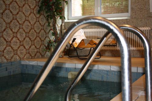 a swimming pool with a hot tub at Hotel König-Stuben in Bispingen