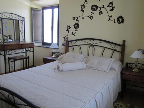 1 dormitorio con 1 cama grande con sábanas blancas en Casa Maria, en Salamir
