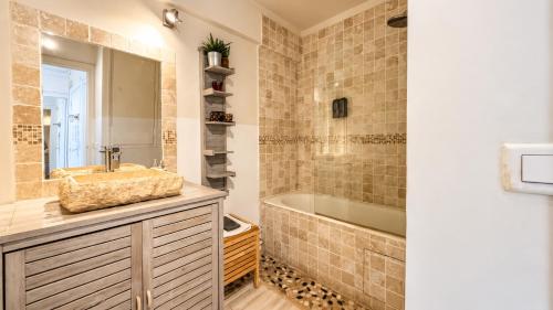 Studio Apartment for 4 Guests in Paris 11th - Central Location