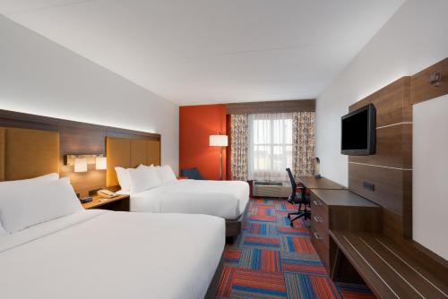 Cette chambre comprend 2 lits et une télévision à écran plat. dans l'établissement Holiday Inn Express Cambridge, an IHG Hotel, à Cambridge