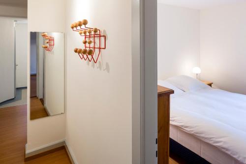 um quarto com uma cama com um cesto de basquetebol na parede em Fribauhaus em Fribourg