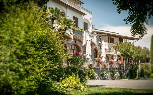 a building with umbrellas in front of it at Il Capanno in Pietra Ligure