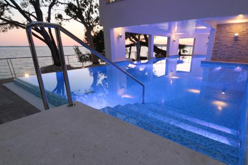 The swimming pool at or close to Hotel Vila 4m