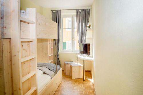 ein kleines Zimmer mit einem Etagenbett und einem Fenster in der Unterkunft K-Hotel (Grüner Baum) in Überlingen