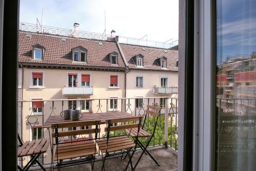 Modern city apartment with balcony - Limmatplatz