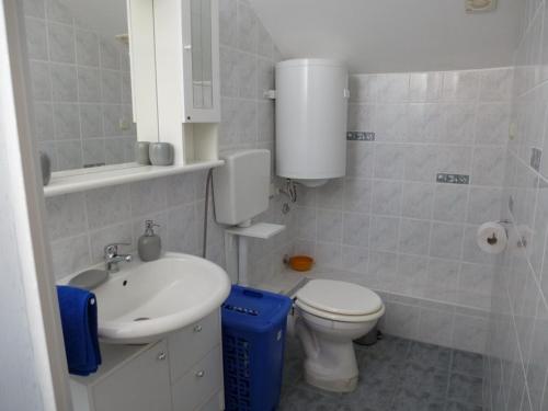 ein Badezimmer mit Toilette und Waschbecken in der Unterkunft Apartment Marija in Tisno