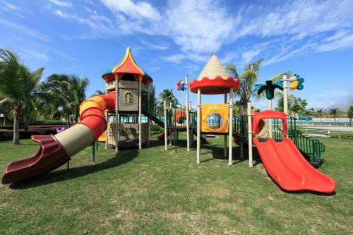 un parque con un parque infantil con un tobogán y una pista en Playa Blanca Edificio Founders 3, en Playa Blanca