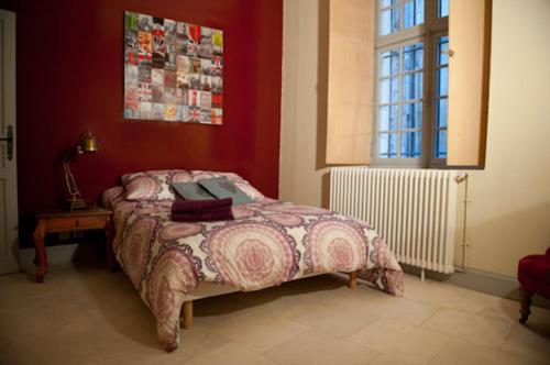 1 dormitorio con cama y ventana en Appartement La Masse, en Aviñón