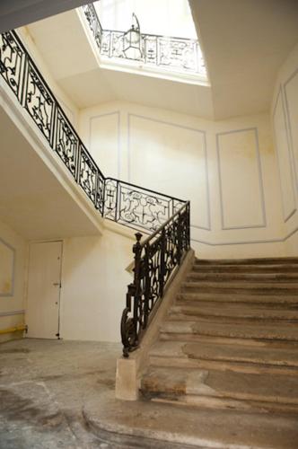 a staircase in an old building with a skylight at Appartement La Masse in Avignon