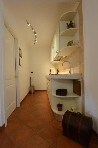 una camera con cucina con valigia sul pavimento di Apartment Roberta a Fiume (Rijeka)