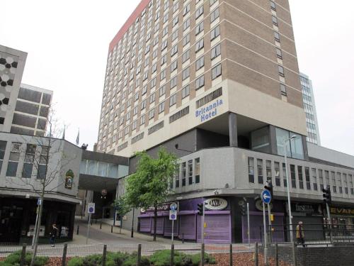 un gran edificio con una puerta púrpura delante de él en The Britannia Nottingham Hotel, en Nottingham