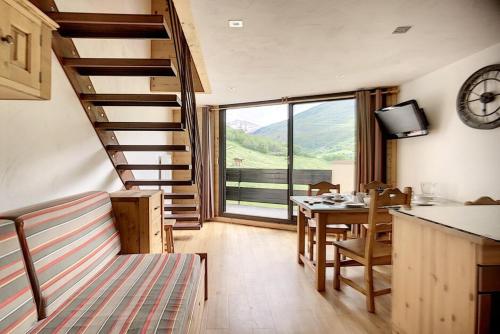 Résidence Caron - Appartement rénové, spacieux et moderne · Départ et retour skis aux pieds · Balcon MAE-0884