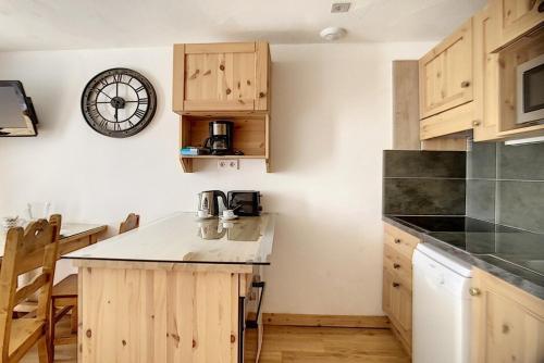 Résidence Caron - Appartement rénové, spacieux et moderne · Départ et retour skis aux pieds · Balcon MAE-0884