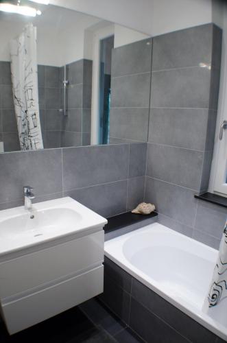 a bathroom with a sink and a bath tub and a sink at Casa Maria in Zoagli