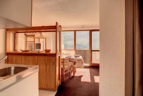 Résidence Sarvan - Appartement lumineux · Départ et retour skis aux pieds · Balcon MAE-2494