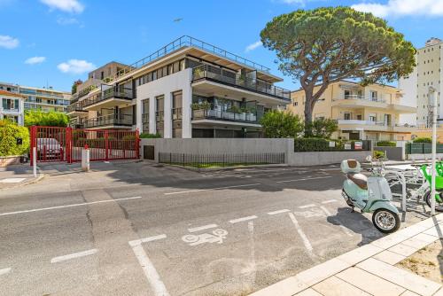 Cosy Juan-Les-Pins Beach Front Cocoon for 3