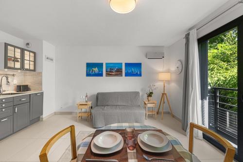 Cosy Juan-Les-Pins Beach Front Cocoon for 3