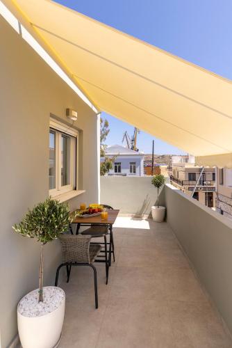 Alpha Central Rooftop, Cozy Studio with Town View