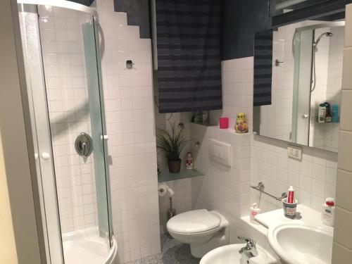 une salle de bain avec une douche, des toilettes et un lavabo dans l'établissement Casa Albert, à Bologne