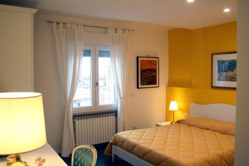 Habitación de hotel con cama y ventana en BB Sesto Piano, en Foggia