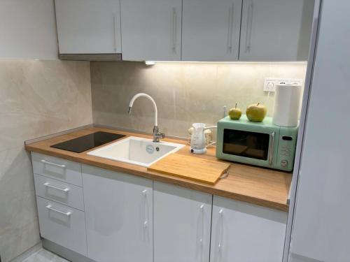 Eleon SKG Center by Booking Kottas - UNIVERSITY