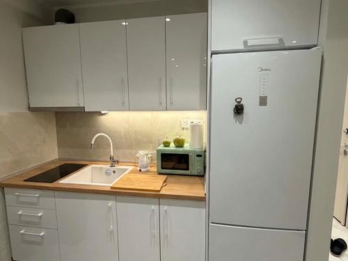 Eleon SKG Center by Booking Kottas - UNIVERSITY