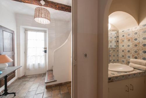 A bathroom at Maison de village Ramatuelle